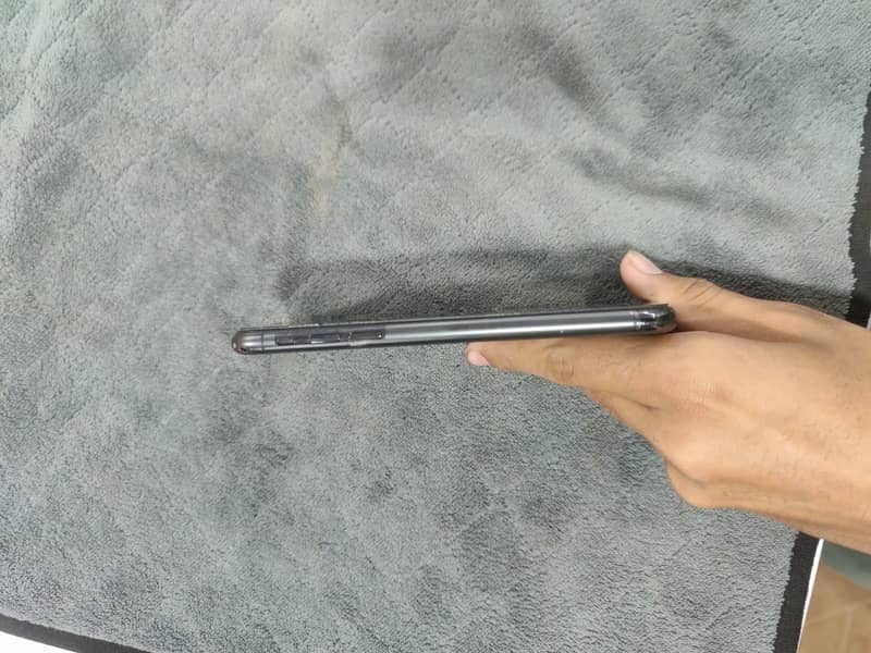 Apple iPhone XS 3