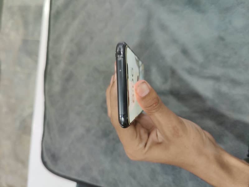 Apple iPhone XS 4