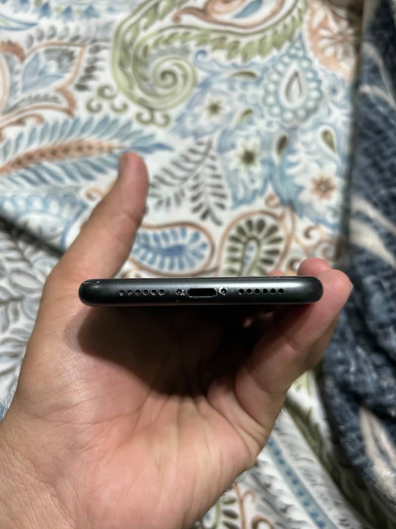 Apple iPhone 11 3