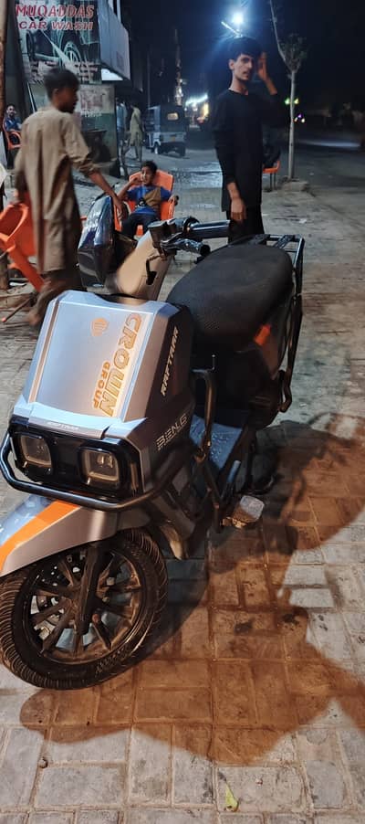 crown raftar Scooty 2025 model