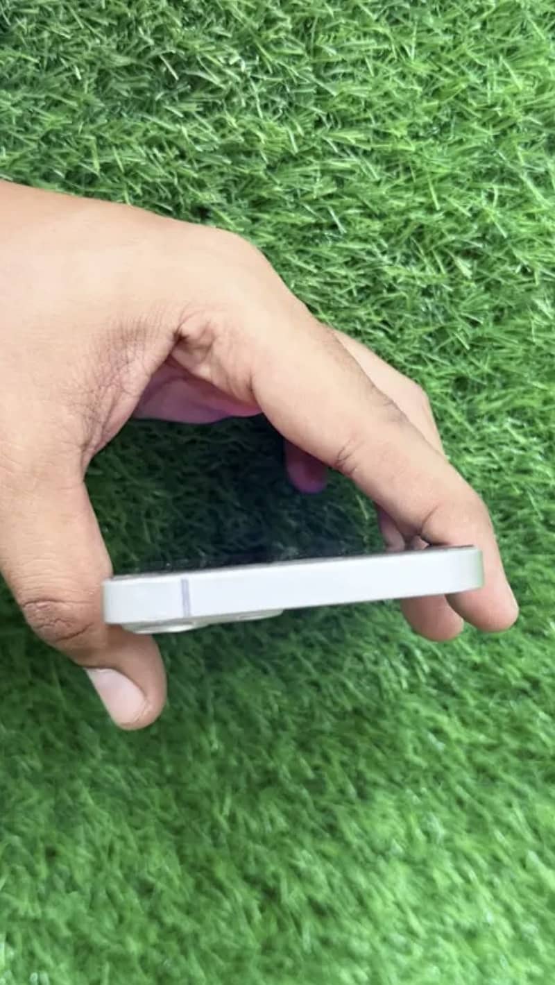 Apple iPhone 13 4