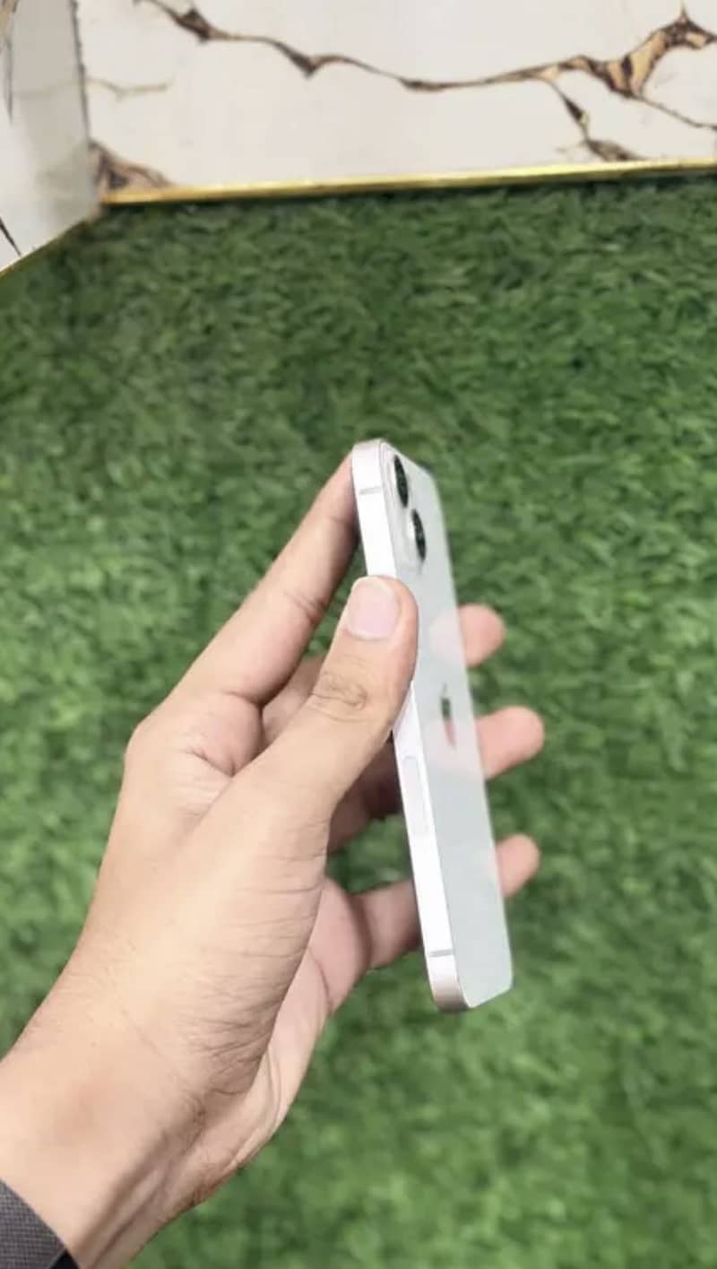 Apple iPhone 13 5