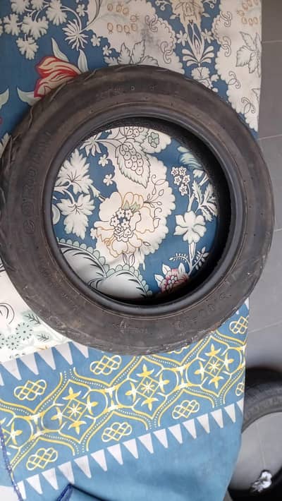 scooty rear tyre bus 2 puncture ha good as new ha 5 months used
