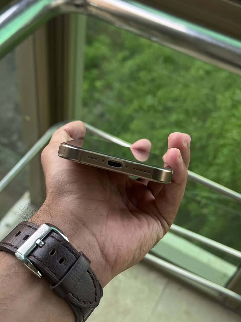 Apple iPhone 16 Pro 1