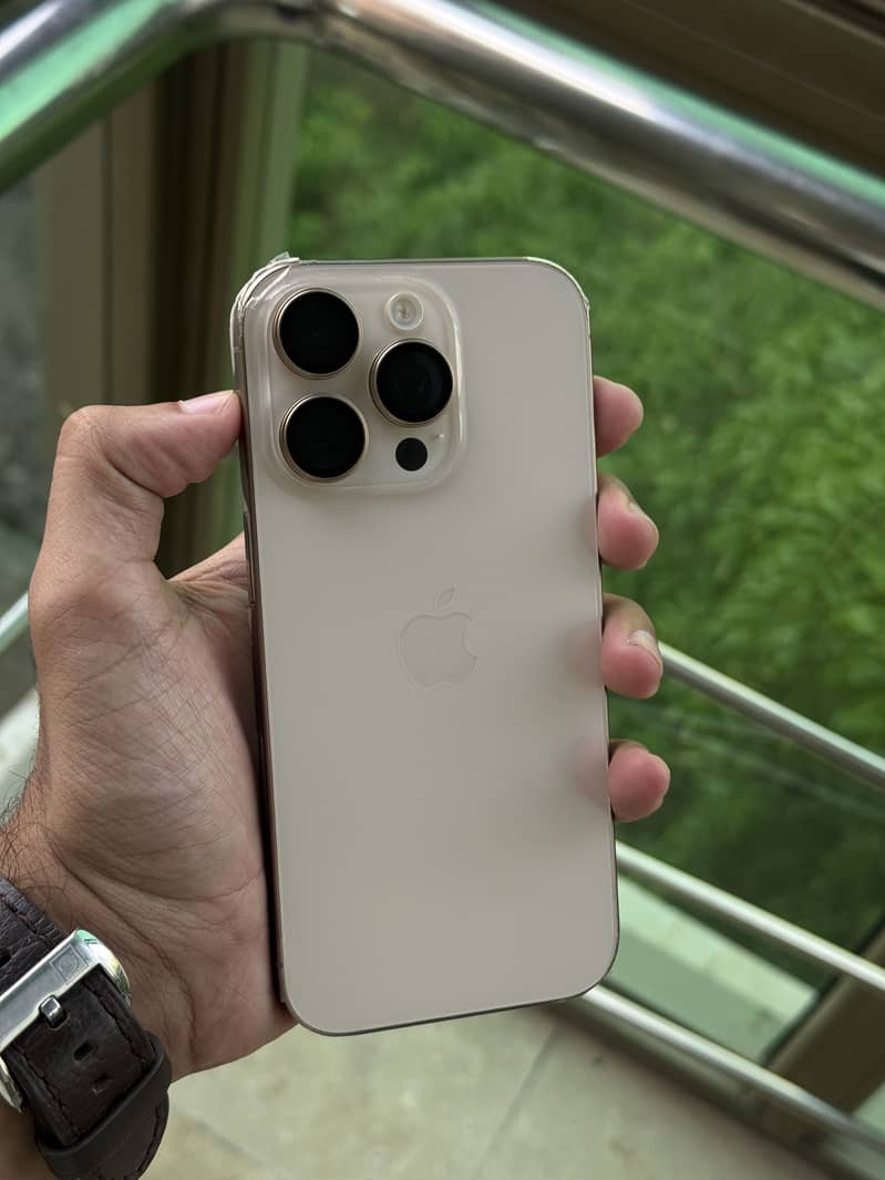 Apple iPhone 16 Pro 3