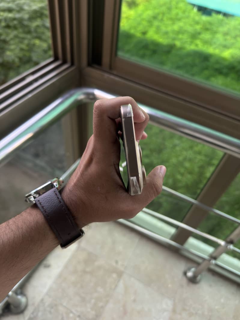 Apple iPhone 16 Pro 4