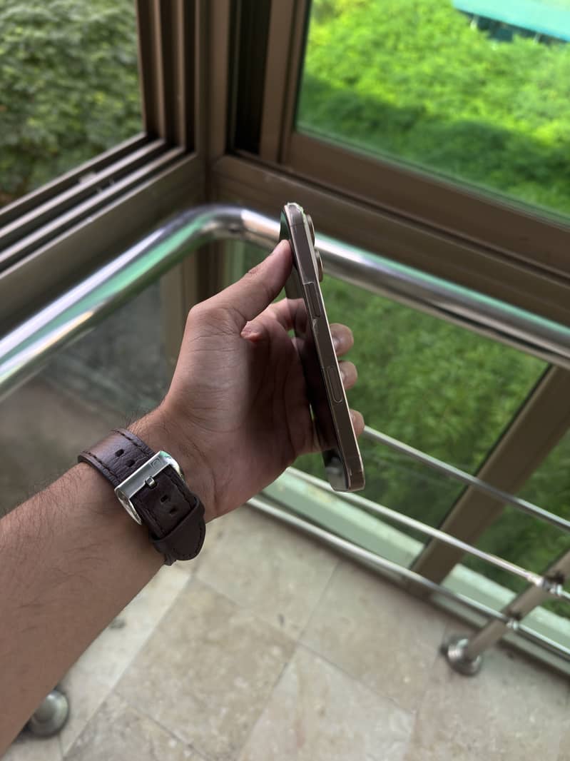 Apple iPhone 16 Pro 6