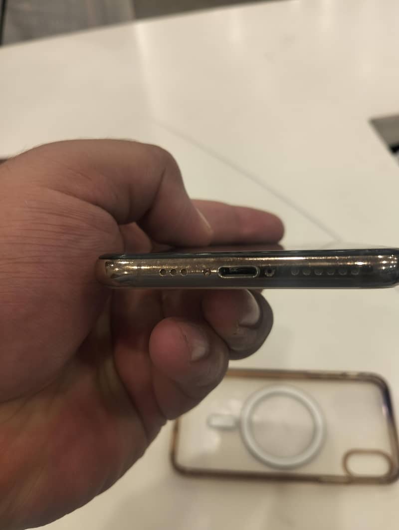 Apple iPhone XS 4