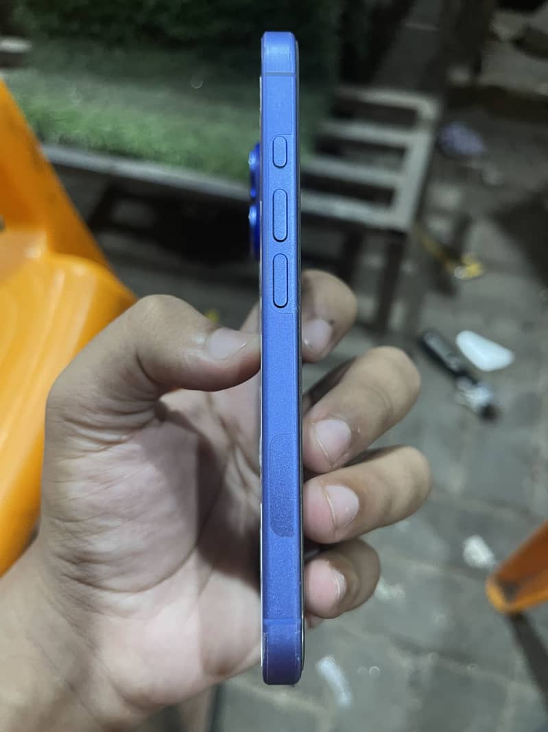 Apple iPhone 16 4