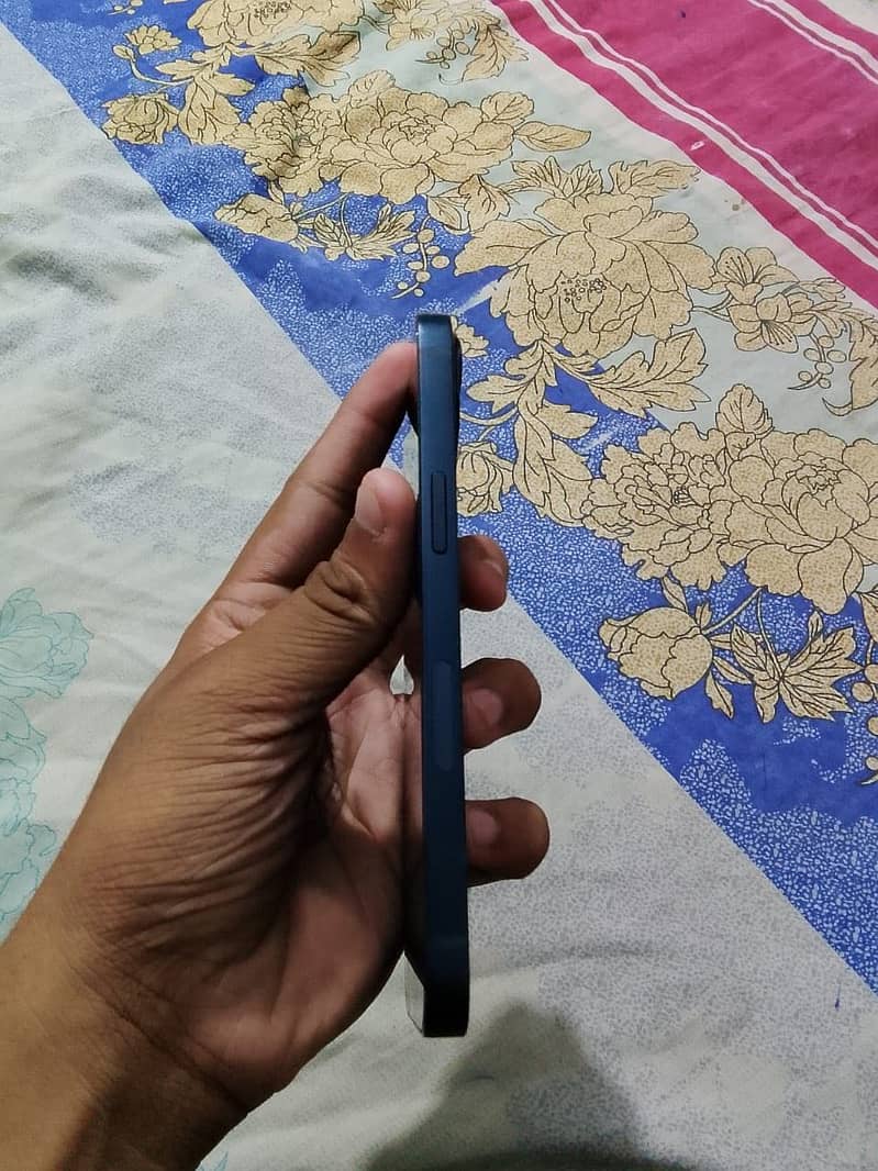 Apple iPhone 13 4