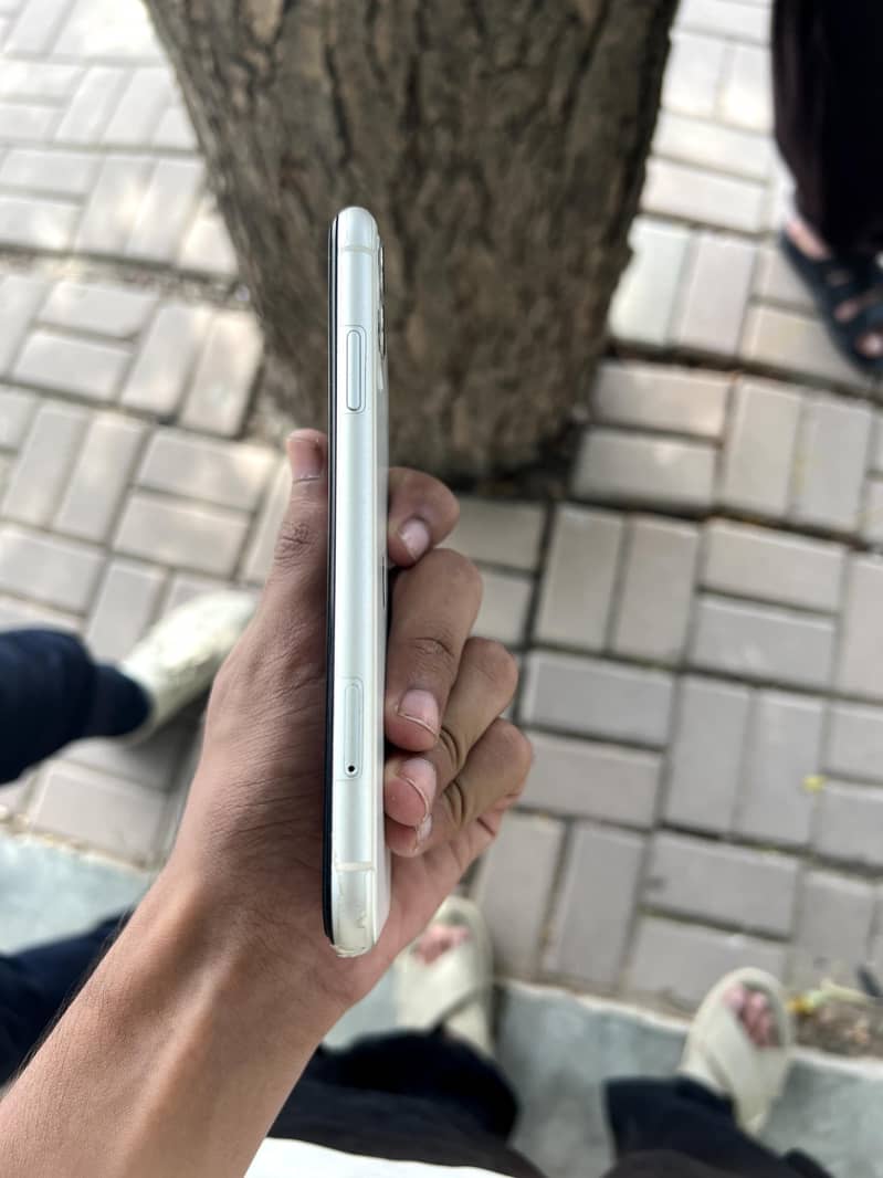 Apple iPhone 11 3