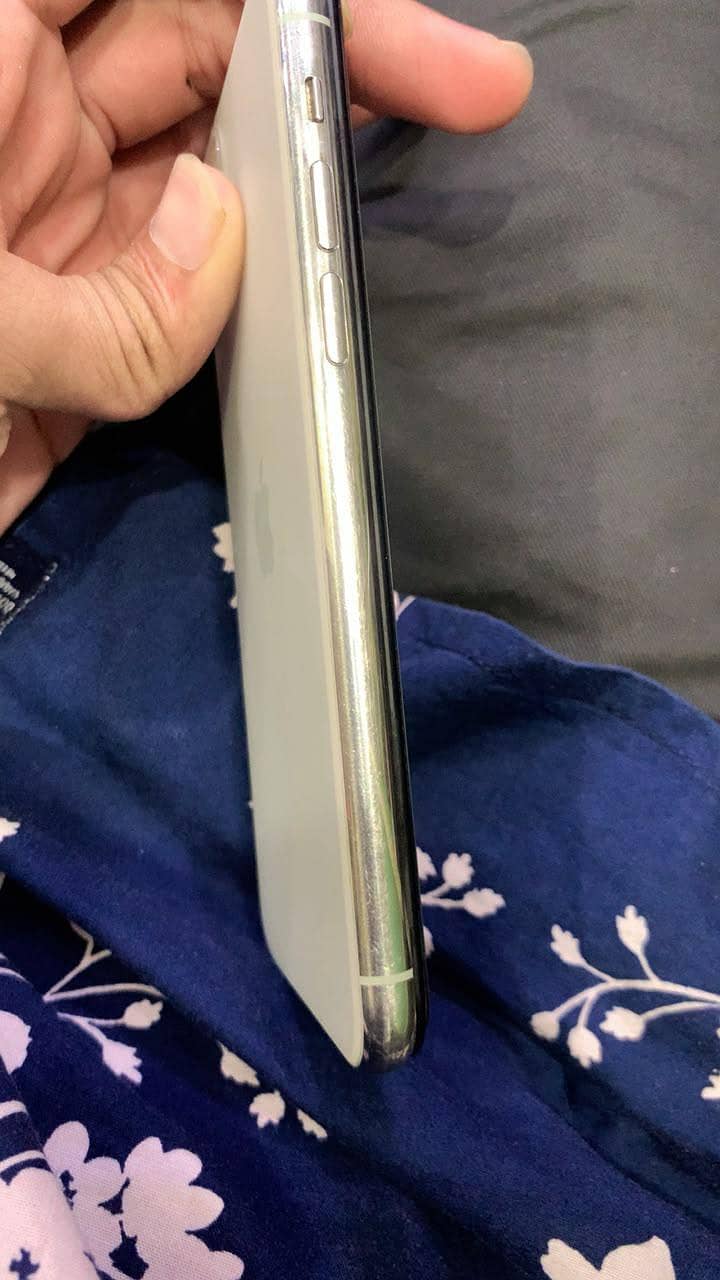Apple iPhone 11 Pro 4