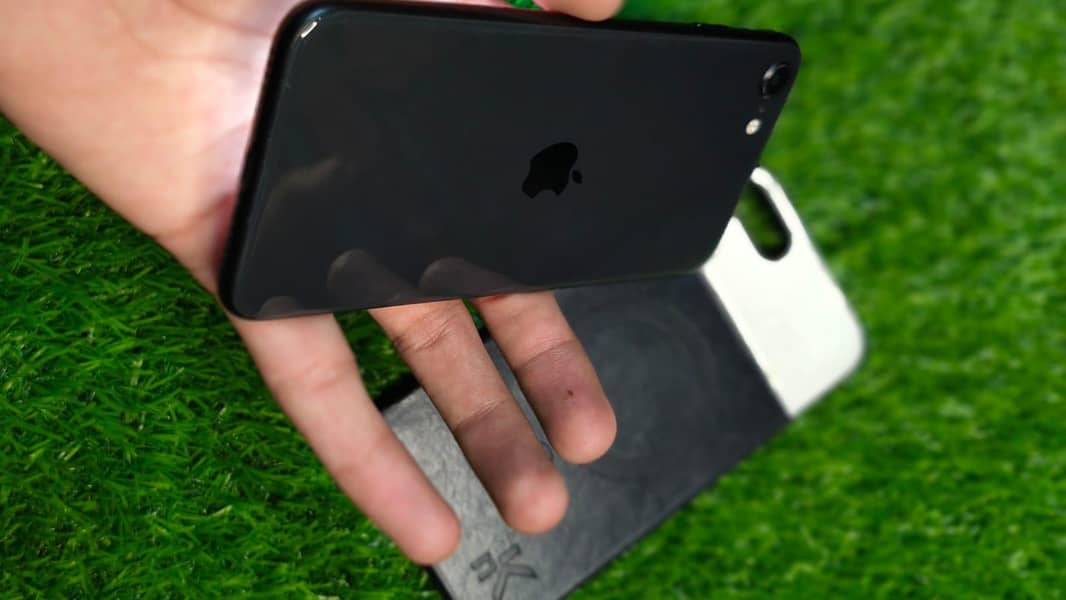 Apple iPhone SE 3 2