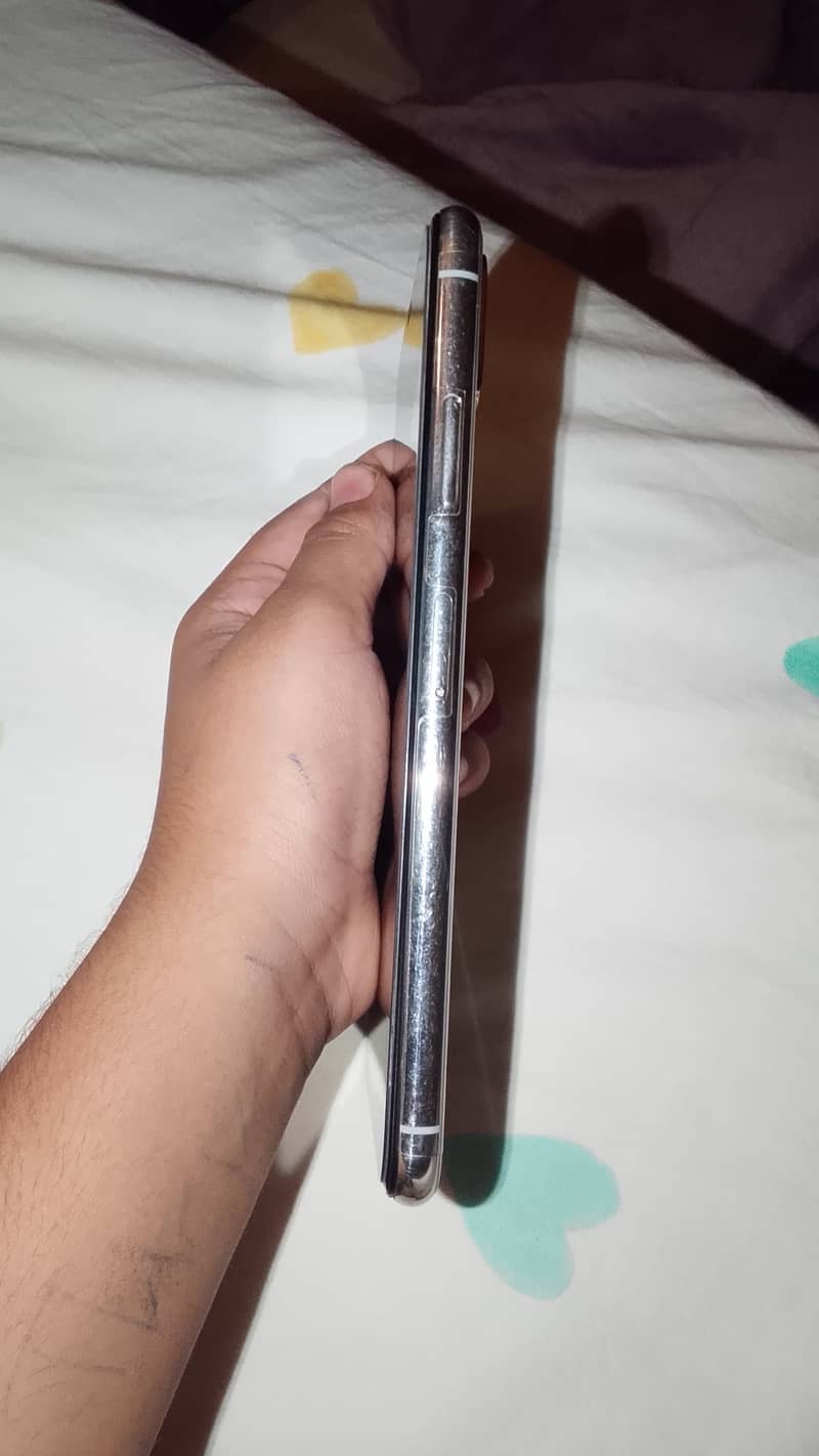 Apple iPhone XS Max 3