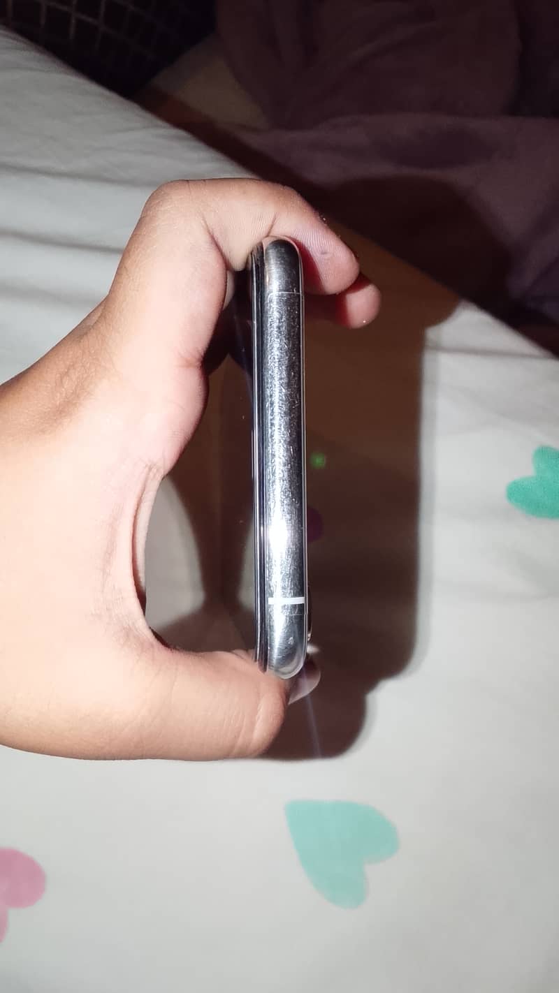 Apple iPhone XS Max 4