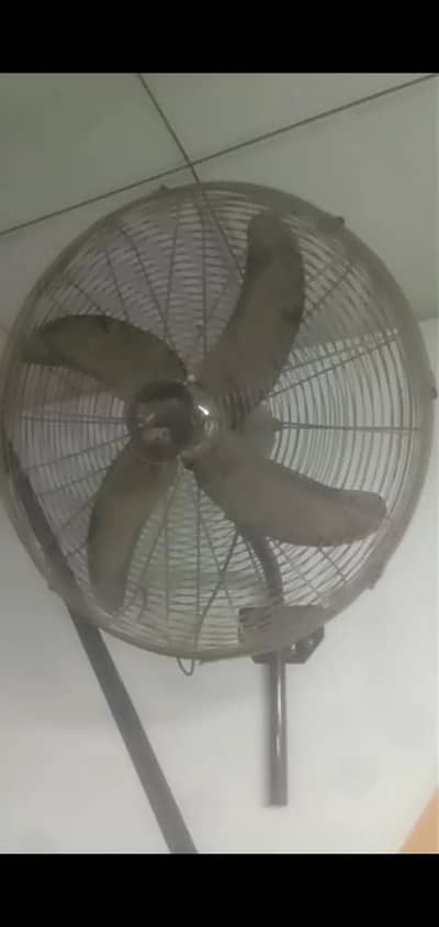 4 Bracket Fan sale k liye Available hai