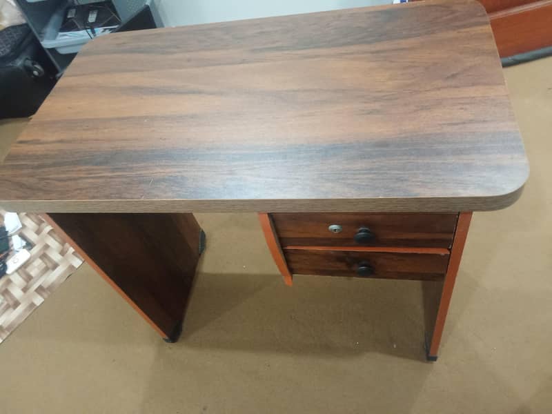 ELEGANT COMPUTER TABLE 0