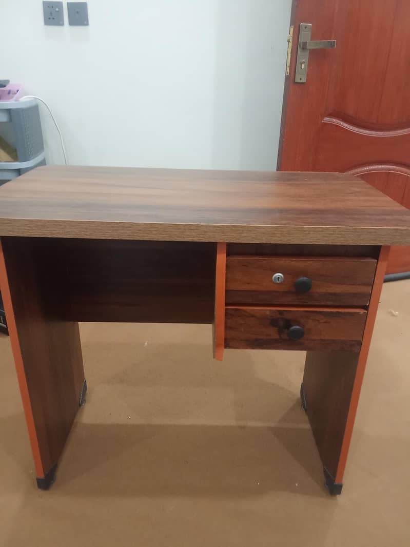 ELEGANT COMPUTER TABLE 1