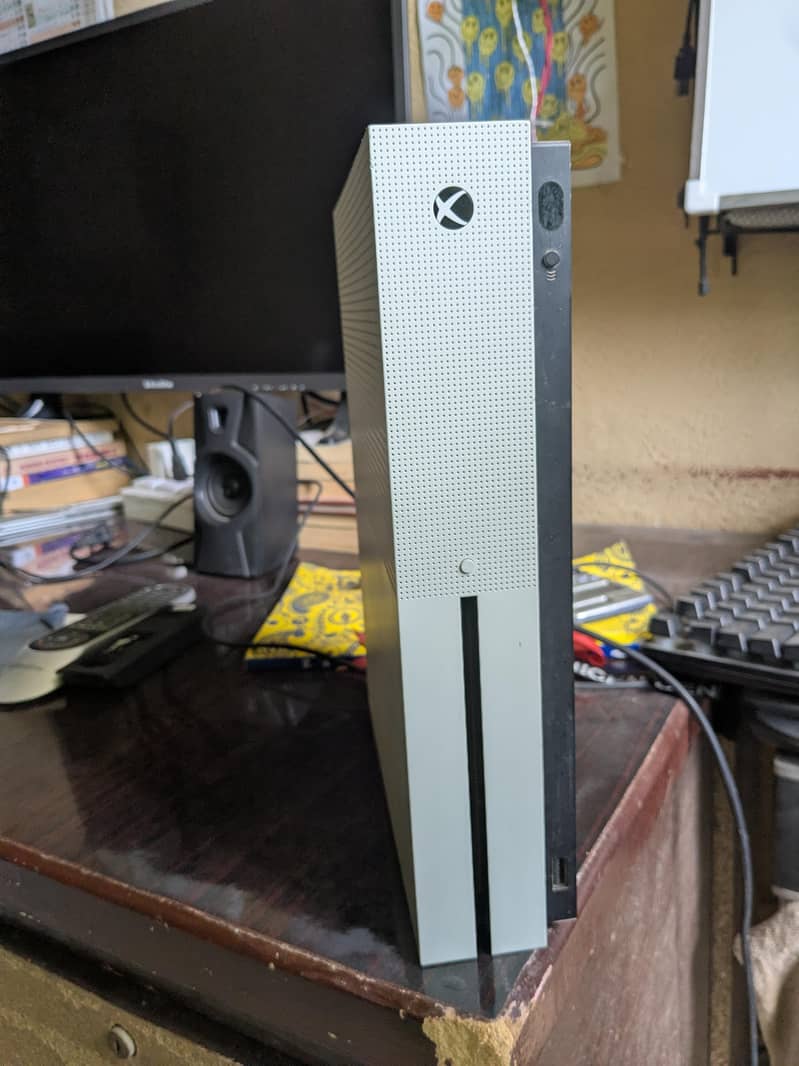 Xbox One S 1Tb | With third party controller. 1