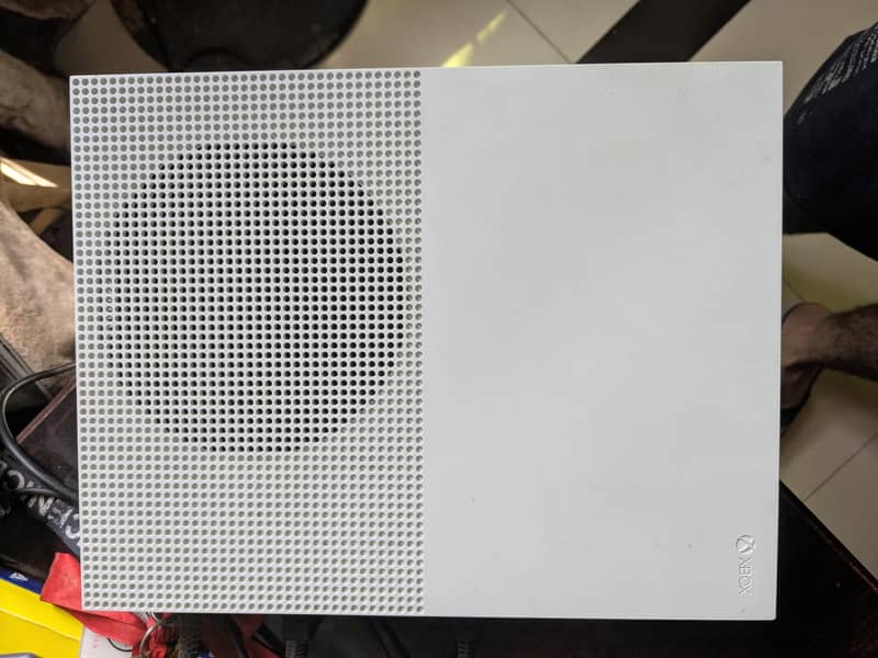 Xbox One S 1Tb | With third party controller. 2
