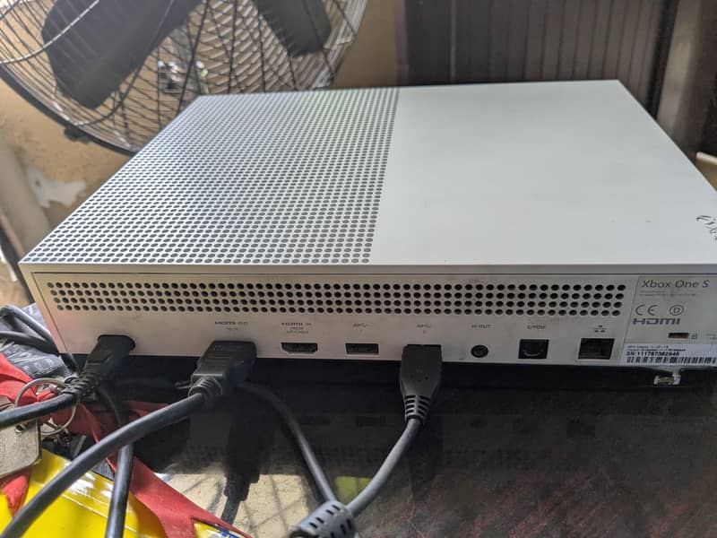 Xbox One S 1Tb | With third party controller. 3
