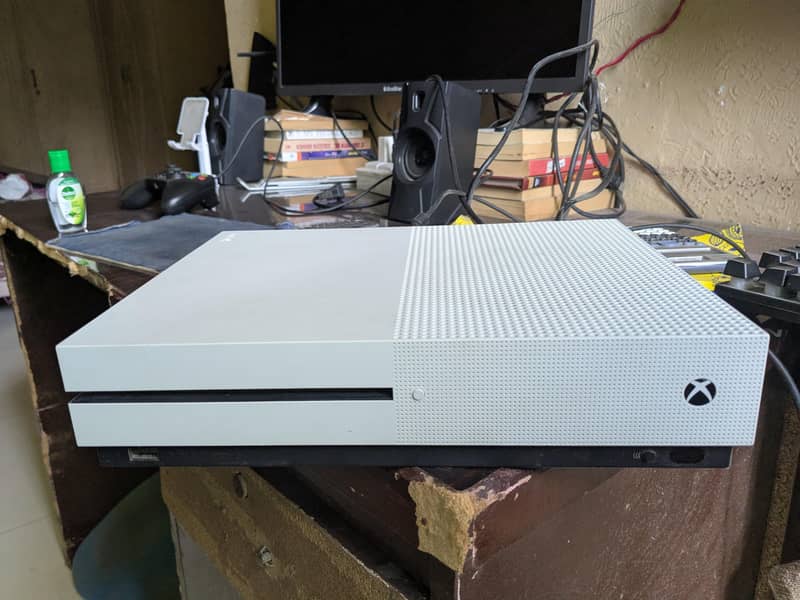 Xbox One S 1Tb | With third party controller. 4