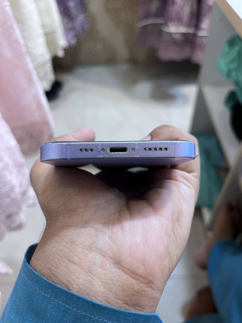 Apple iPhone 12 4