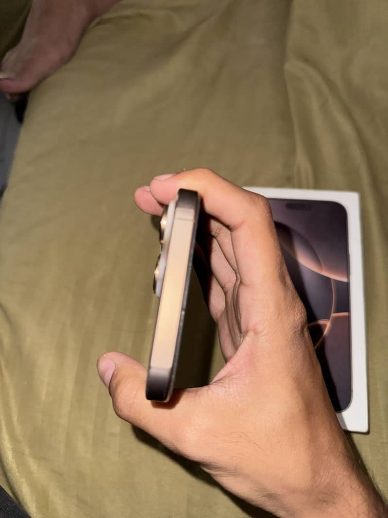 Apple iPhone 16 Pro Max 1