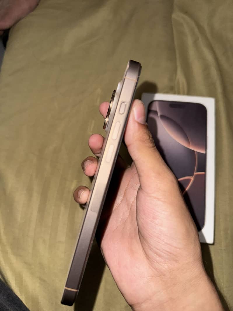 Apple iPhone 16 Pro Max 2