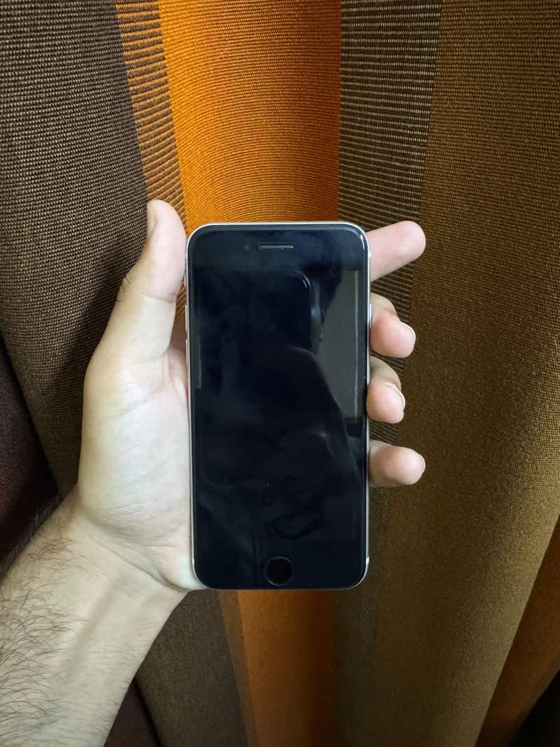 iPhone SE 2 6