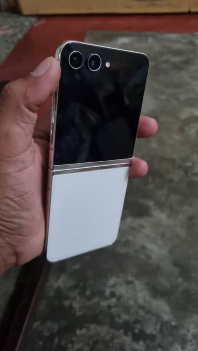 Samsung Mobile Z Flip 5 8/512 non pta Restart issue