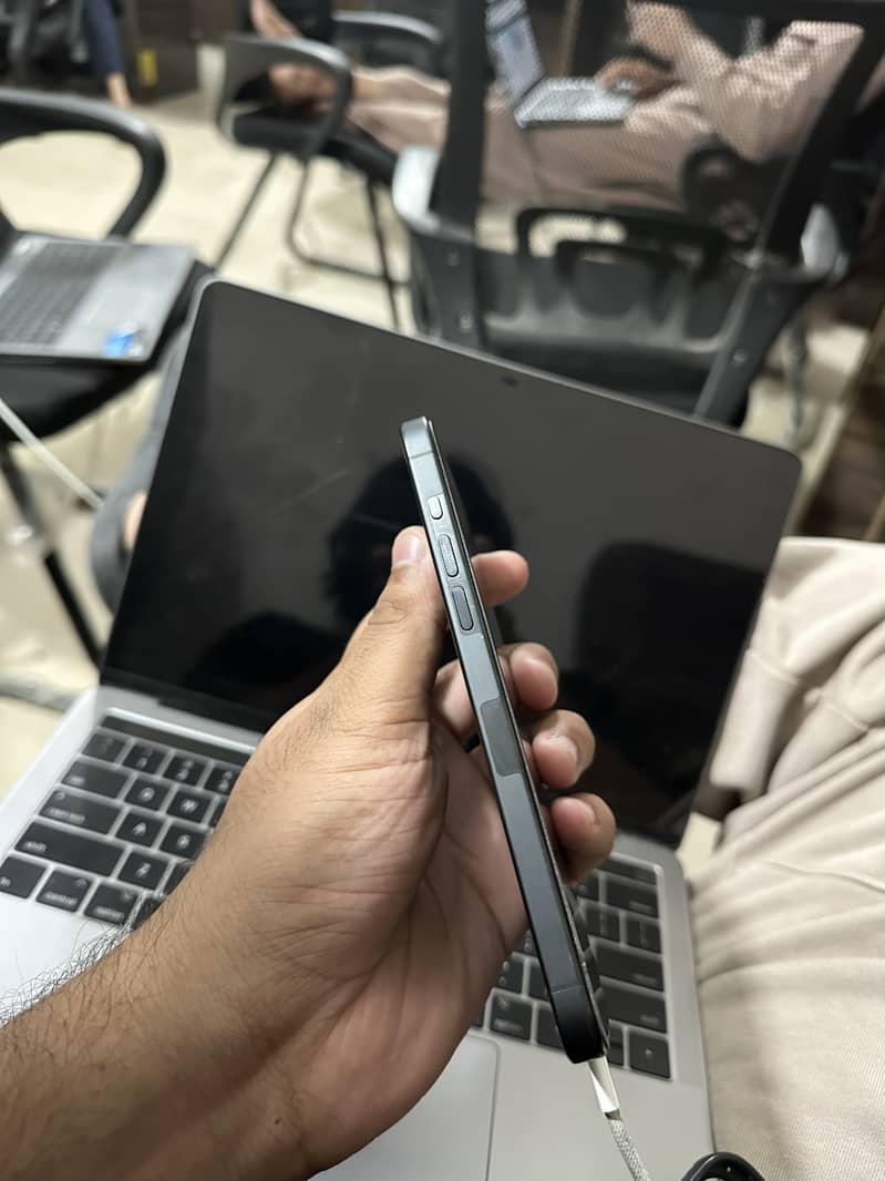 Apple iPhone 15 Pro Max 4