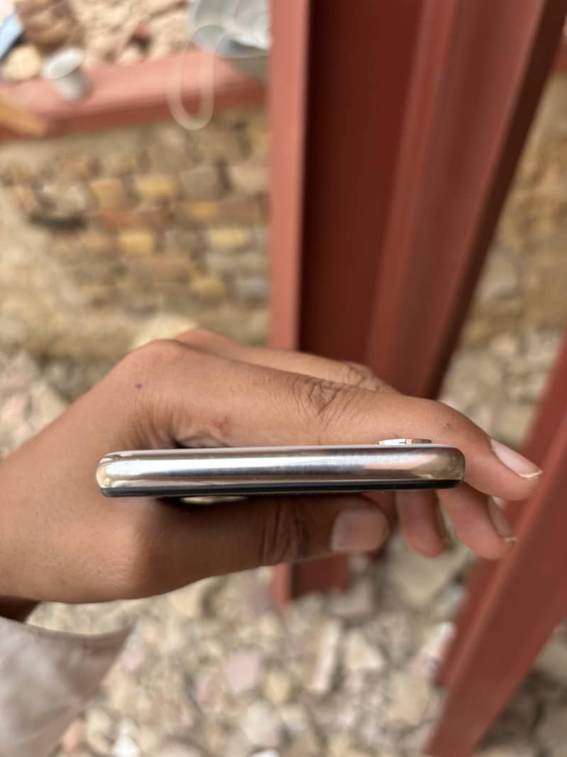 Apple iPhone X 4
