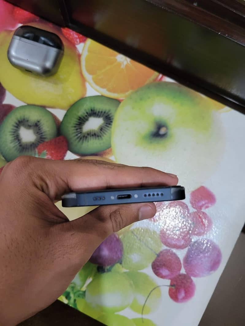 Apple iPhone 13 2