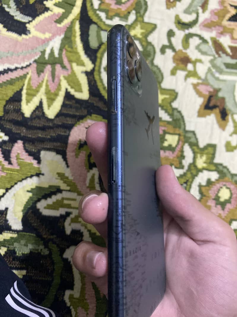 Apple iPhone 11 Pro Max 4