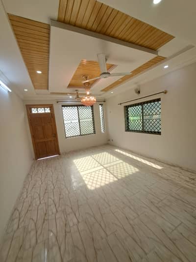 1 Kanal First Floor Available For Rent
