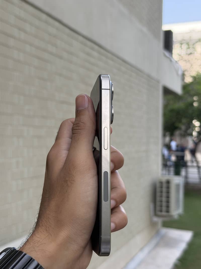 Apple iPhone 15 Pro 4