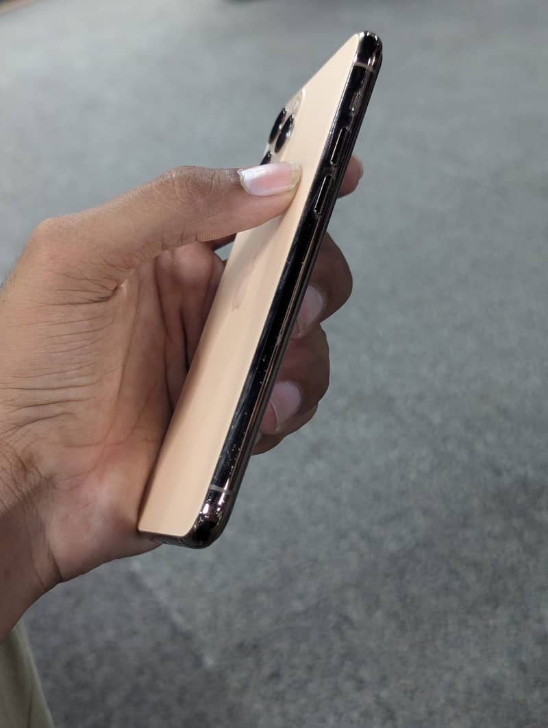 Apple iPhone 11 Pro 4
