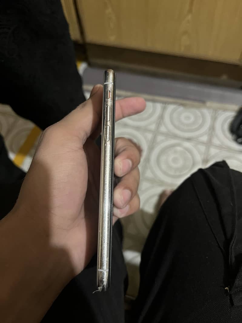 Apple iPhone X 4
