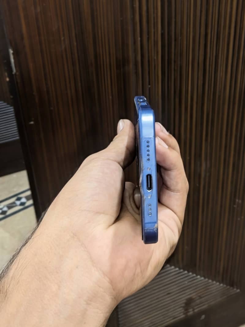 Apple iPhone 16 4