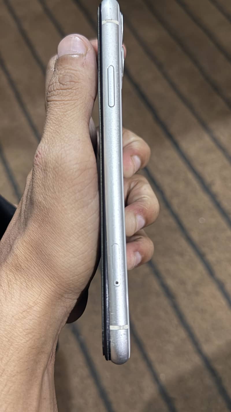 Apple iPhone 11 3