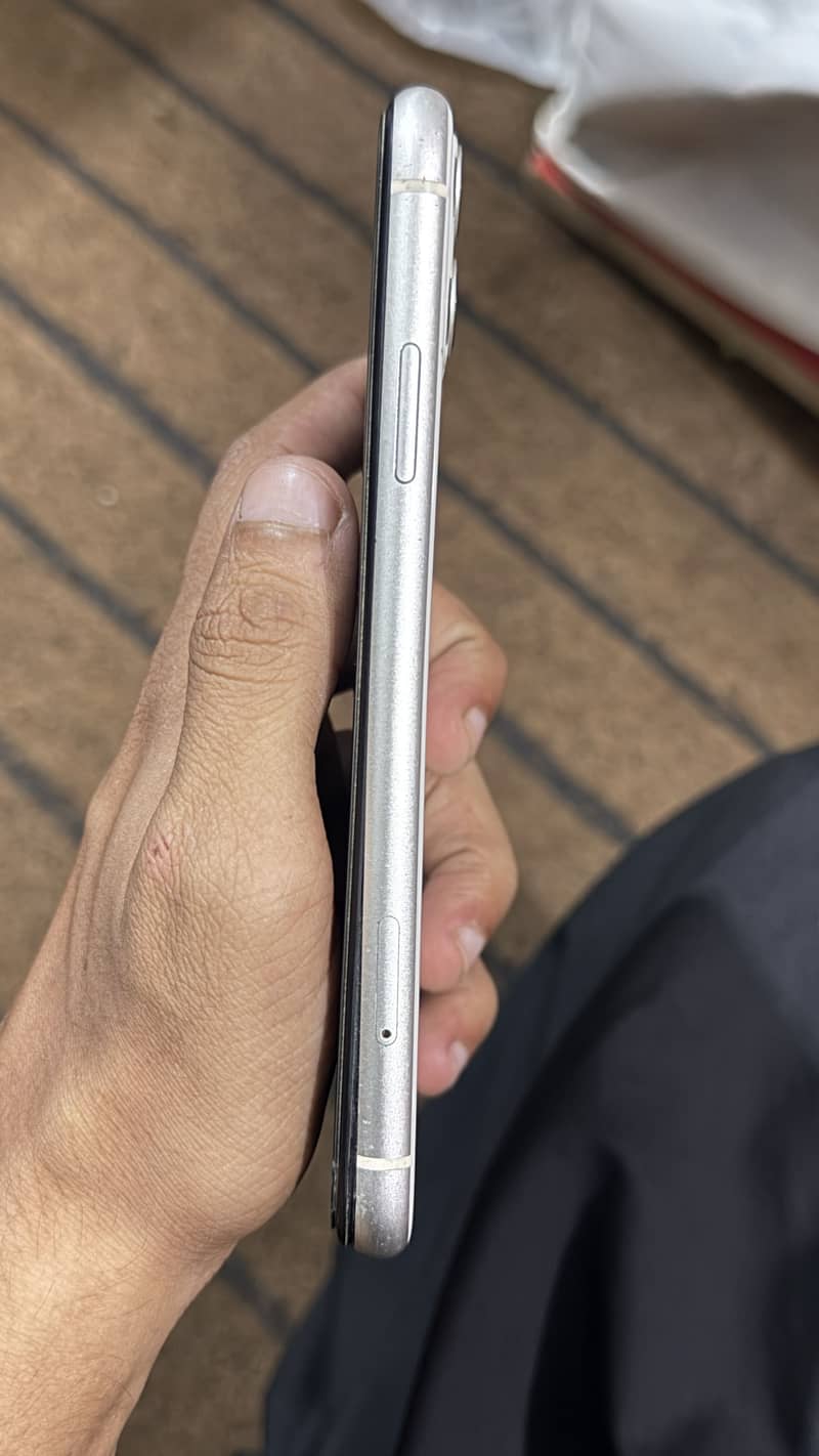 Apple iPhone 11 4