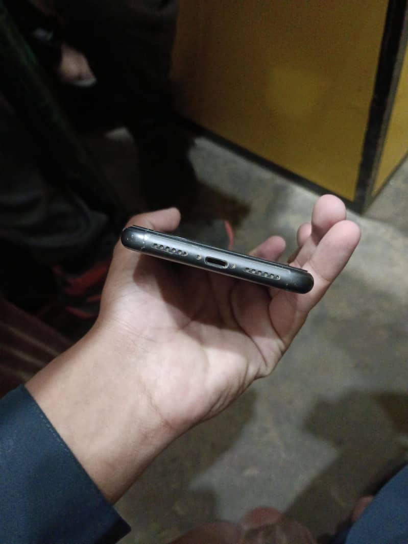 Apple iPhone 11 4