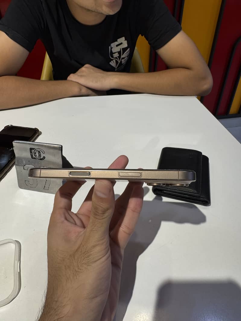 Apple iPhone 16 Pro 1