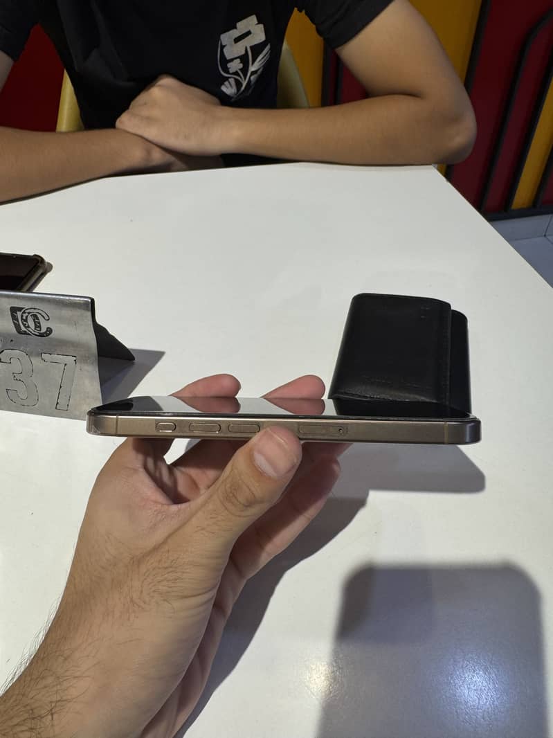 Apple iPhone 16 Pro 2