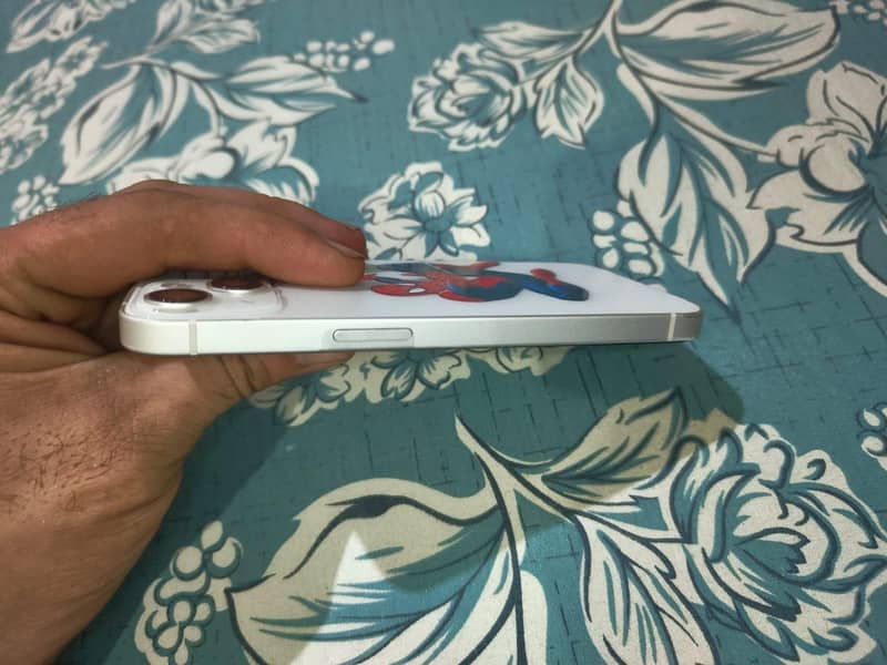 Apple iPhone 13 4