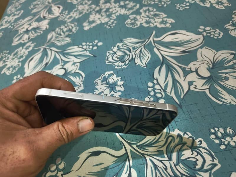Apple iPhone 13 8