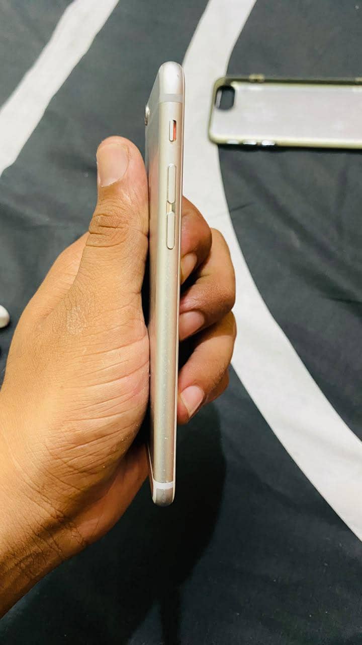Apple iPhone 6S 4