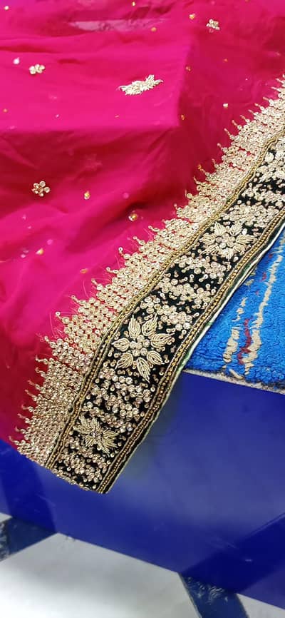 bridal wala jora ha just one day used ma hai boht acha kpra ha shining
