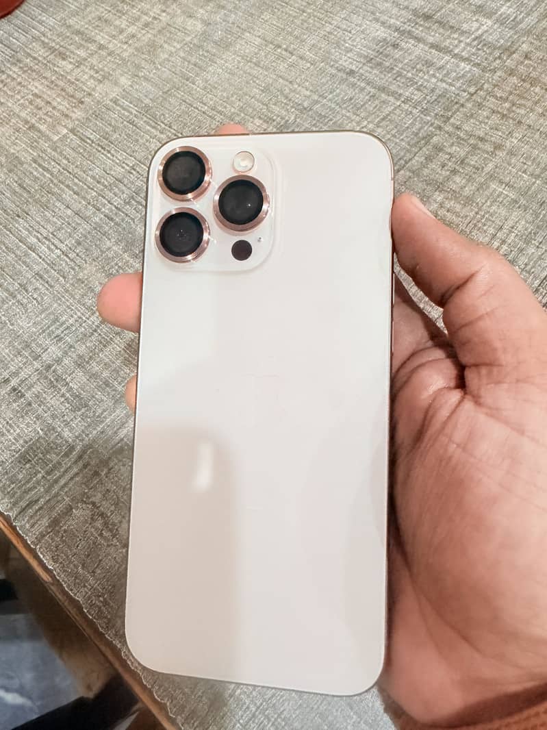 Apple iPhone 16 Pro Max 1